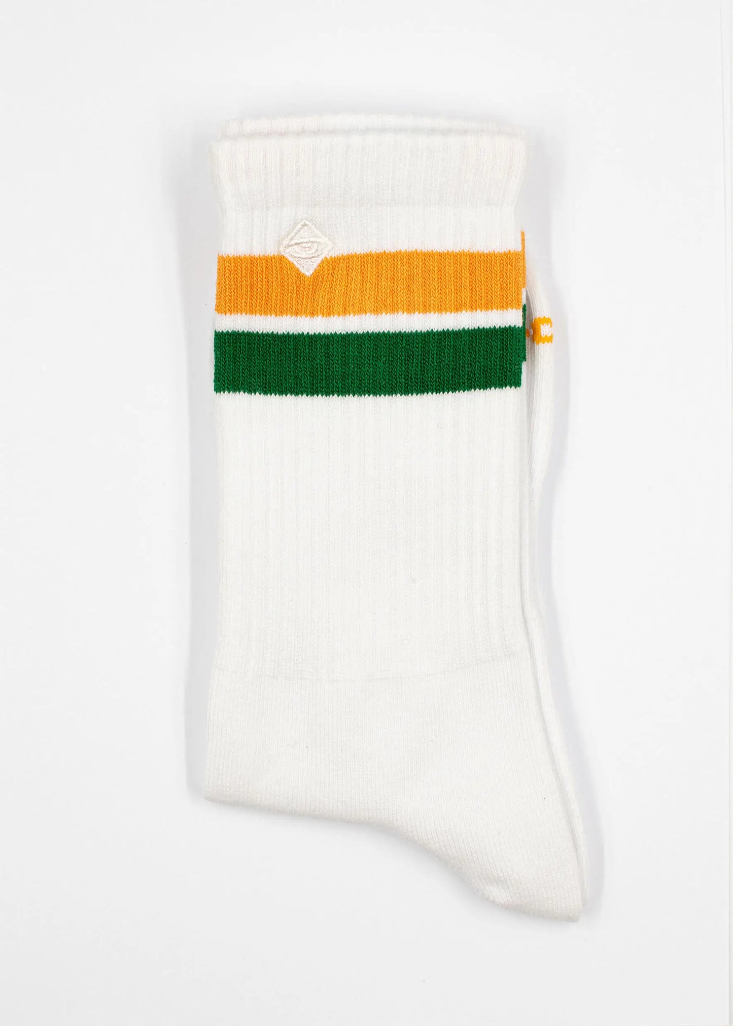 Eine einzelne weiße J.Clay Tennissocke mit orangefarbenen und grünen horizontalen Streifen im oberen Bereich auf weißem Hintergrund. Ein kleines weißes J.Clay-Logo ist oberhalb der Streifen aufgenäht.
