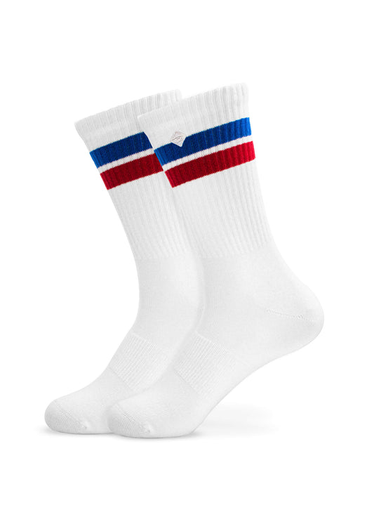 Ein Paar weiße J.Clay Tennissocken mit gerippten Bündchen, die jeweils zwei horizontale Streifen - einen blauen und einen roten - an der Spitze aufweisen. Die Socken sind nebeneinander auf einem weißen Hintergrund positioniert.