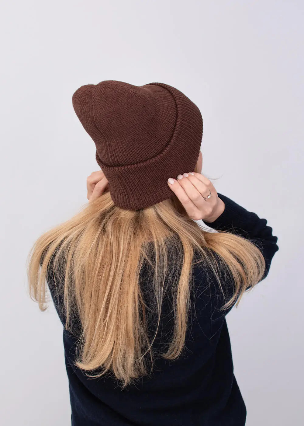 Person mit langem blondem Haar in einer J.Clay Deep Cuffed Beanie Walnut, mit Blickrichtung nach außen.