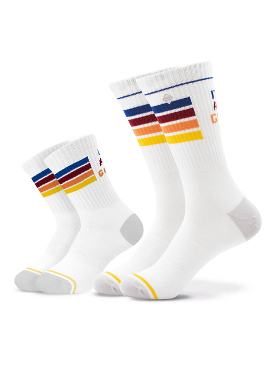 Zwei Paar weiße J.Clay Crew-Socken mit marineblauen, orangefarbenen, roten und gelben Streifen am oberen Rand. Mit gelben Akzenten an den Zehen und einem kleinen Logo - perfekt für einen süßen Partner-Look Socken-Stil. - Mama Kind Packs