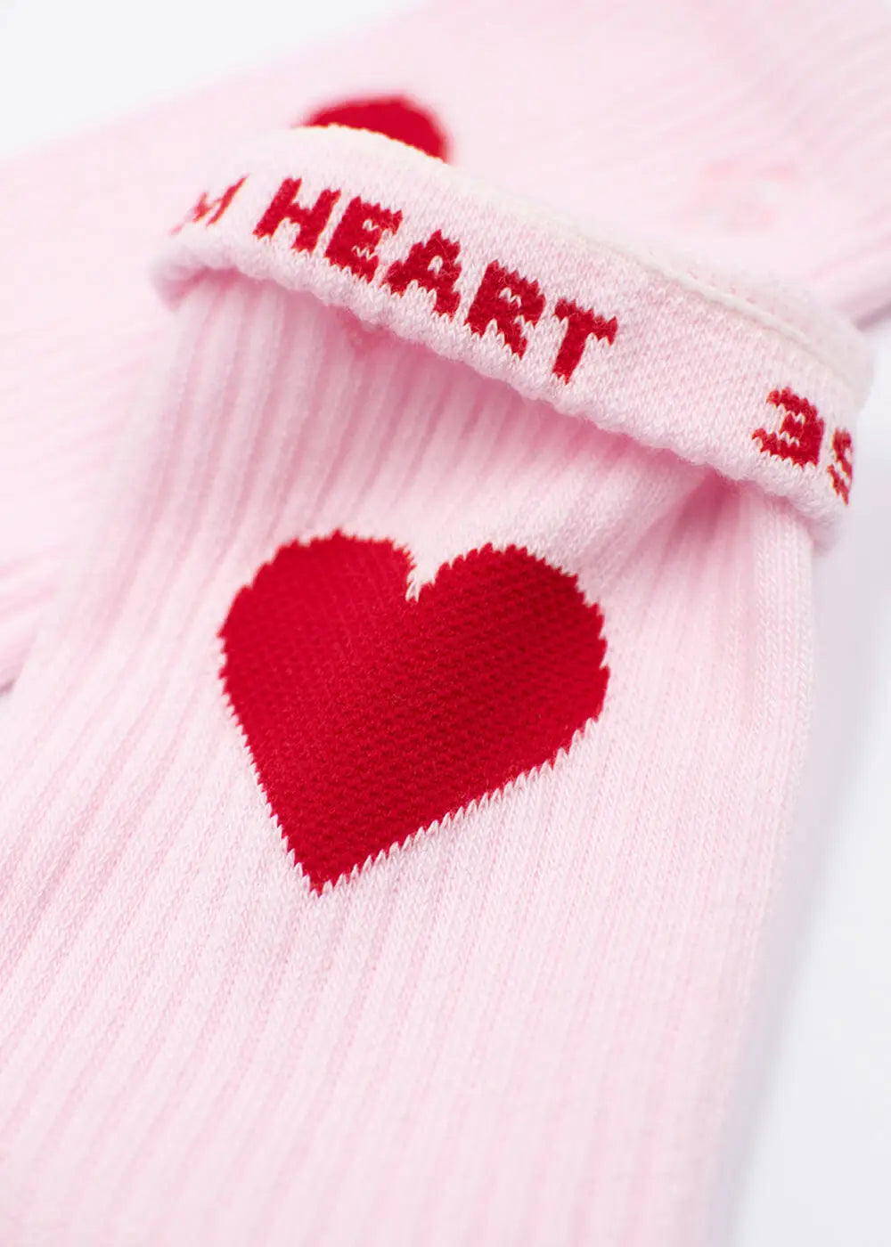 J.Clay Blossom Heart rosa Socken mit rotem Herz und "HEART" Text auf dem Bündchen.