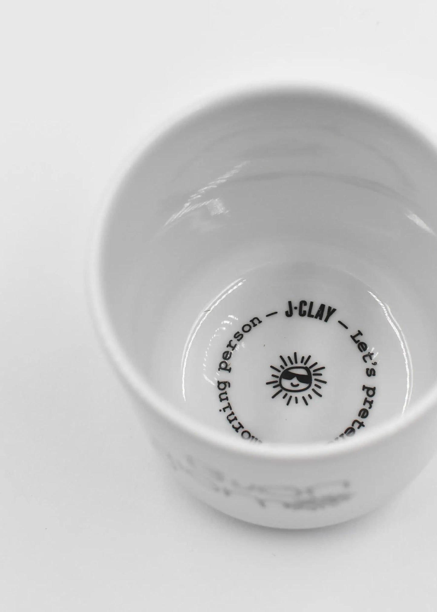 Eine weiße J.Clay Buongiorno - Tasse mit Sonne und Text, perfekt für italienische Stimmung.