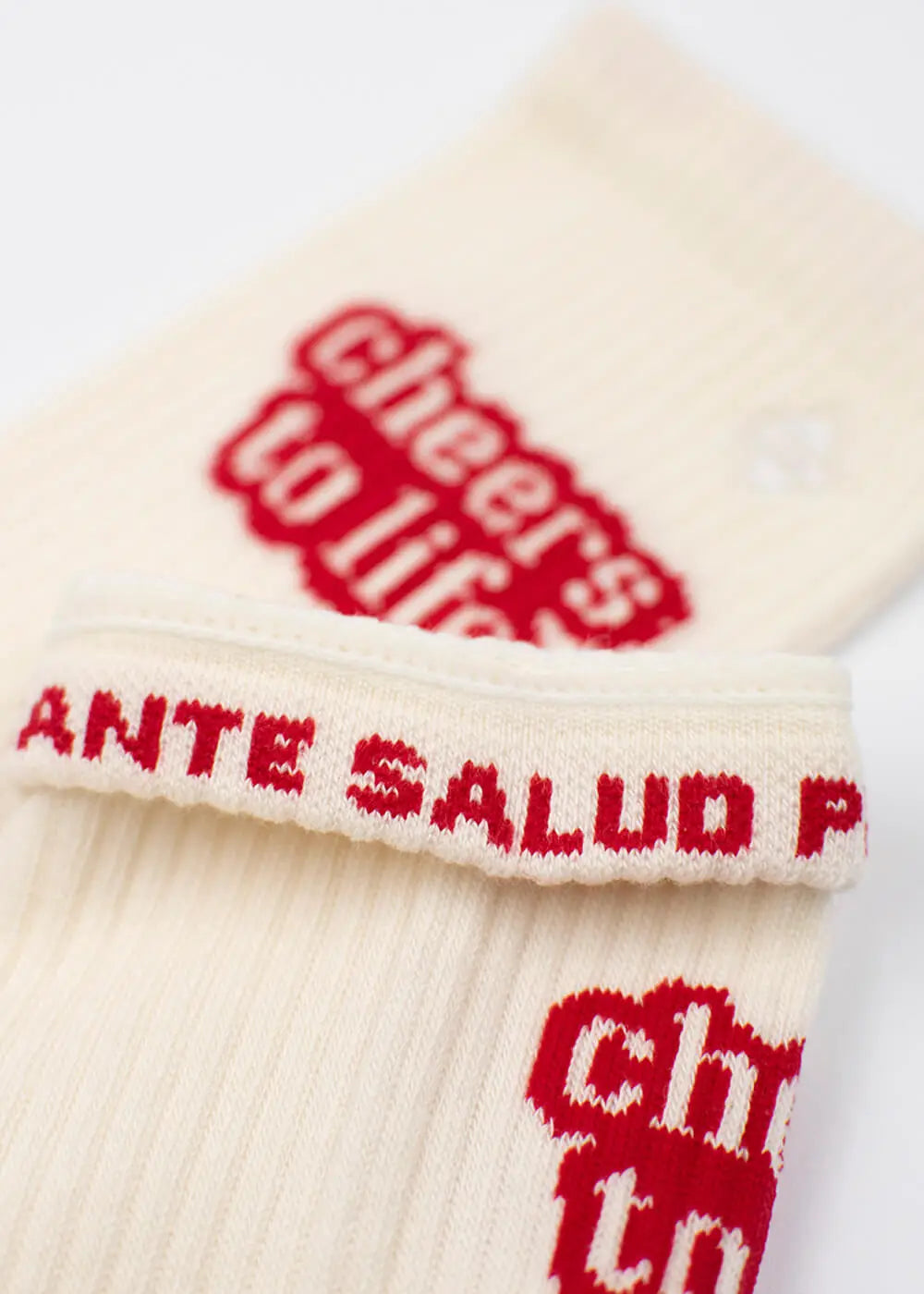 Nahaufnahme von J.Clay Cheers to life Socken mit rotem Text: Cheers to life und ANTE SALUD.