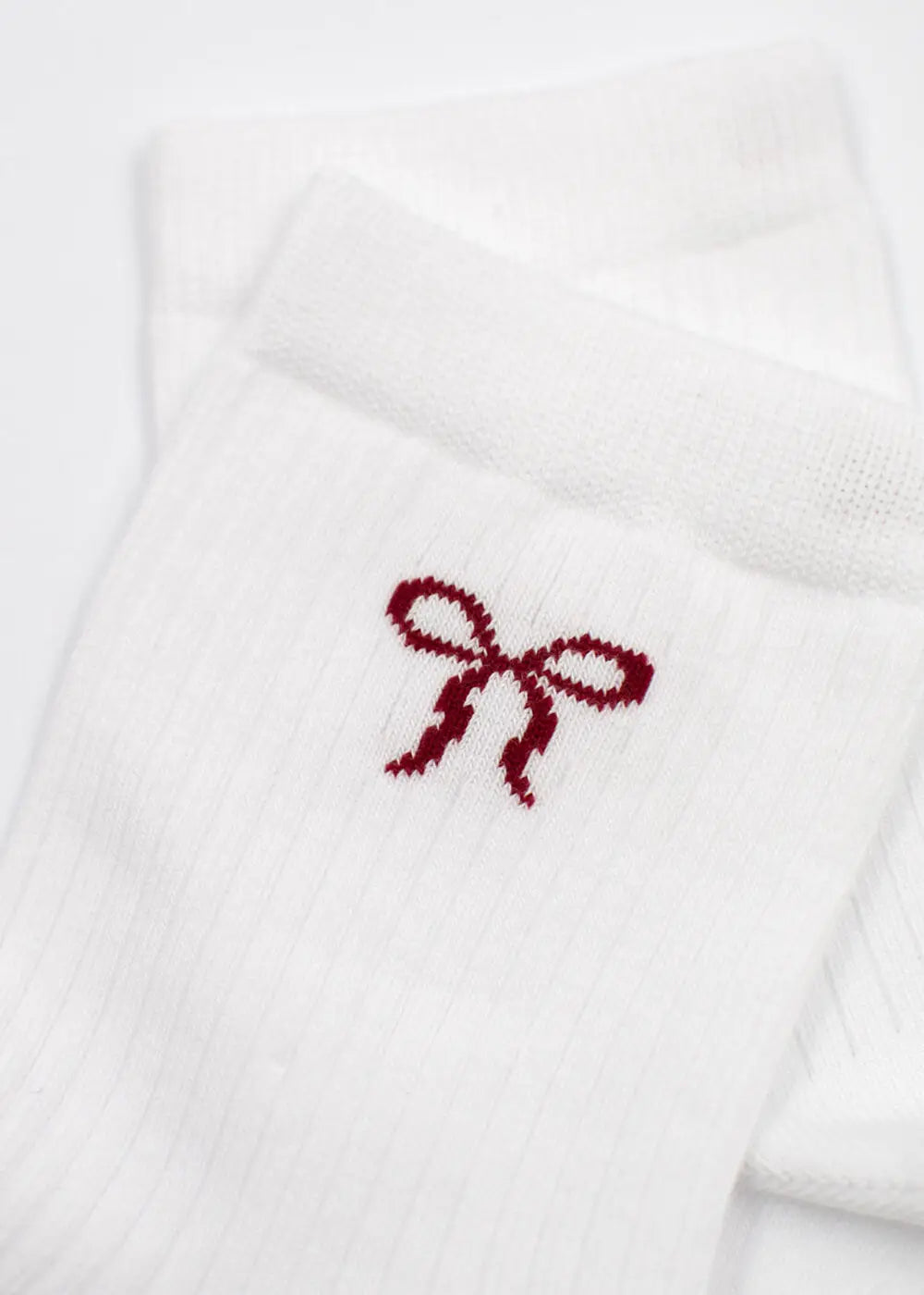 J.Clay Cherry Bow - Midi: weiße gerippte Socken mit einer kleinen roten Schleife am oberen Ende.