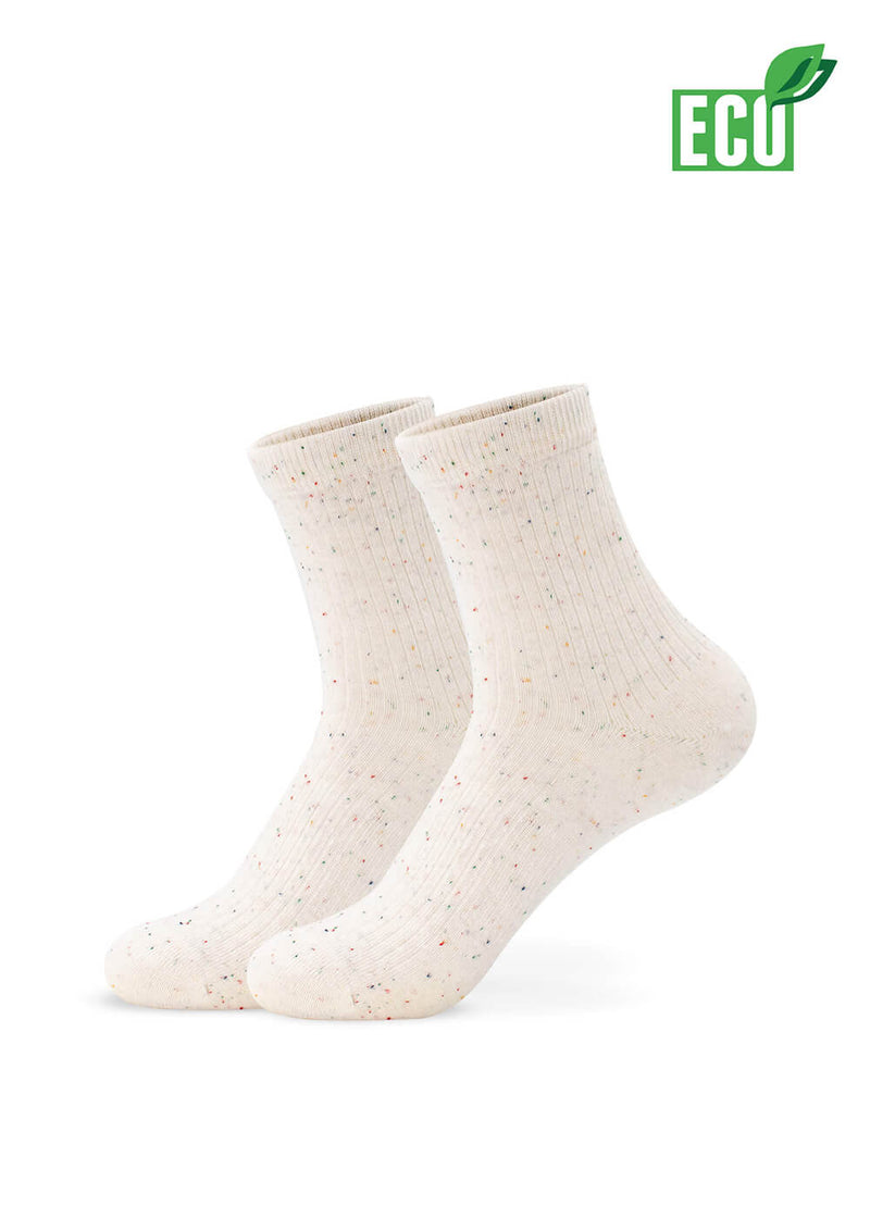 Ein Paar cremefarbene, gerippte J.Clay Damen Socken mit kleinen mehrfarbigen Sprenkeln. Ein ECO-Label oben rechts weist auf recycelte Baumwolle und umweltfreundliche Materialien hin - ideal für den Sommer.