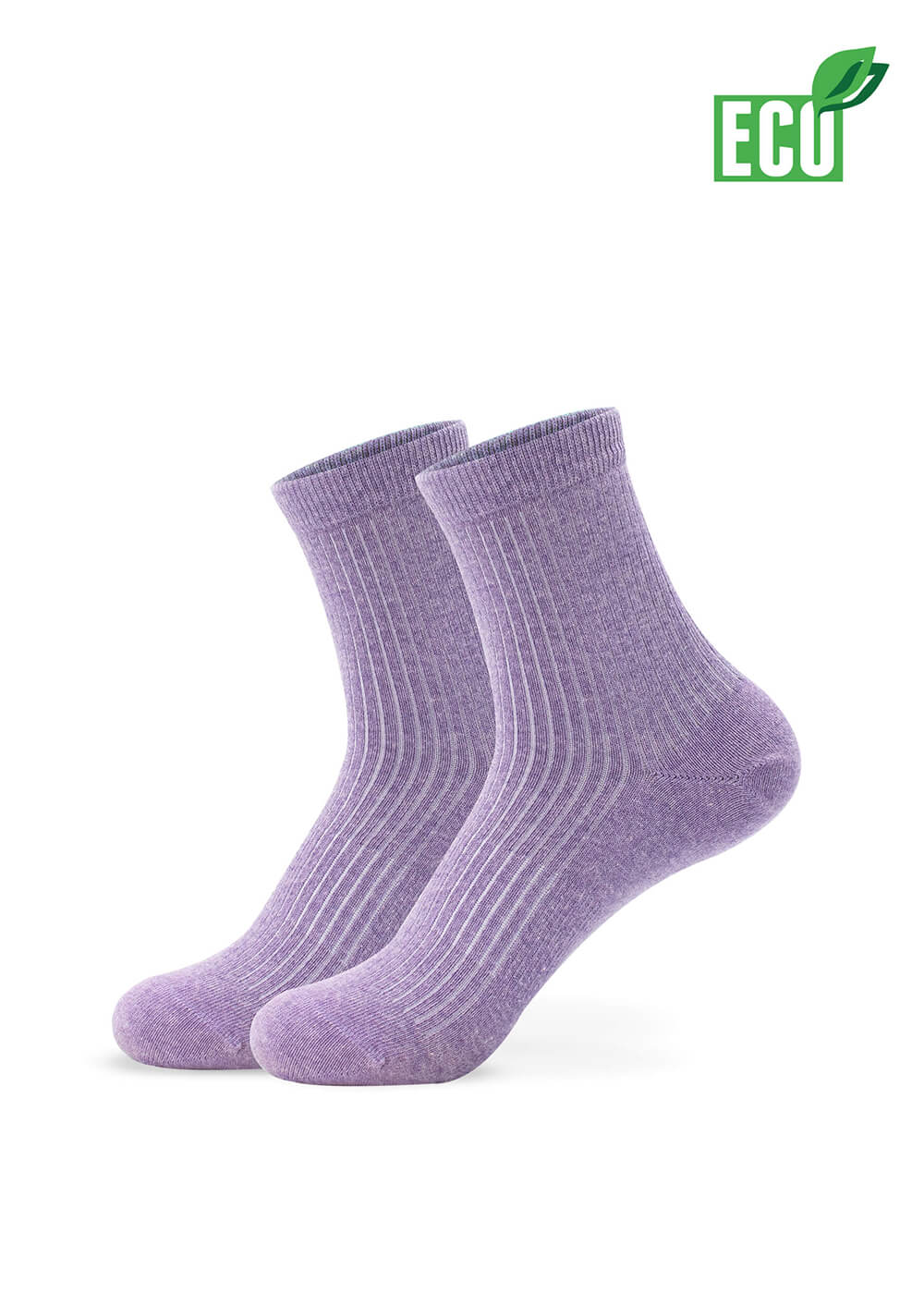 Ein Paar halbhohe, hellviolett gerippte Damen Socken von J.Clay aus Bio Baumwolle steht aufrecht auf weißem Grund. Ein ECO-Label mit einem grünen Blatt in der rechten oberen Ecke unterstreicht die Umweltfreundlichkeit.