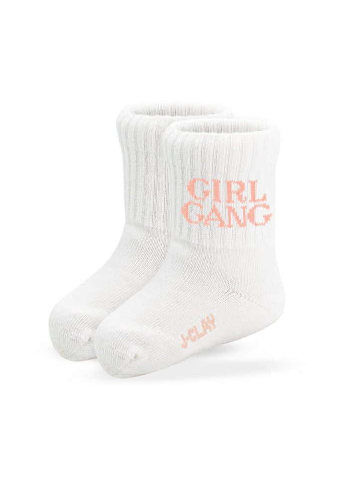 Ein Paar weiße Socken mit Rippbündchen. An den Seiten ist "GIRL GANG" in Hellrosa aufgedruckt, an der Sohle befindet sich das J.Clay Branding in Rosa.