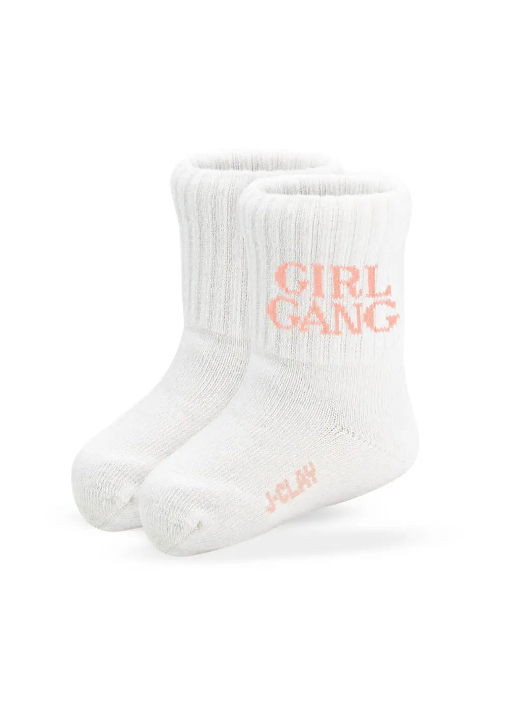 Ein Paar weiße Socken mit Rippbündchen. An den Seiten ist "GIRL GANG" in Hellrosa aufgedruckt, an der Sohle befindet sich das J.Clay Branding in Rosa.