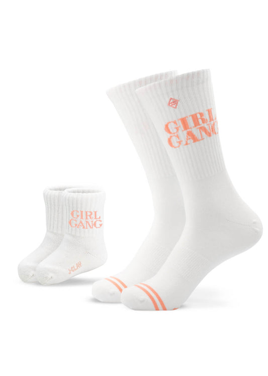 Zwei Paar weiße J.Clay Partner-Look-Socken - ein kleines und ein großes Paar - mit hellrosa Zehenstreifen und dem Schriftzug "GIRL GANG" in Rosa auf dem Bündchen, perfekt für einen passenden Look. - Mama Kind Packs