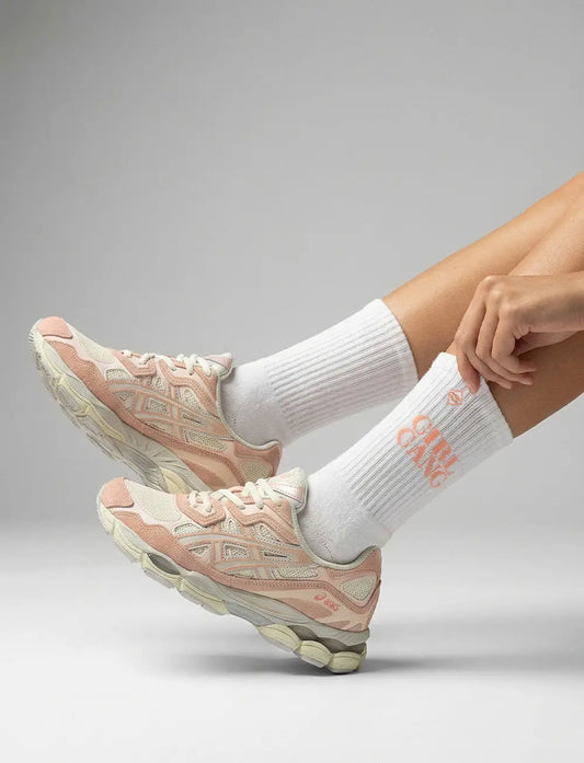 Beine im Street Style: J.Clay Girl Gang weiße Tennissocken und blassrosa Sneakers.