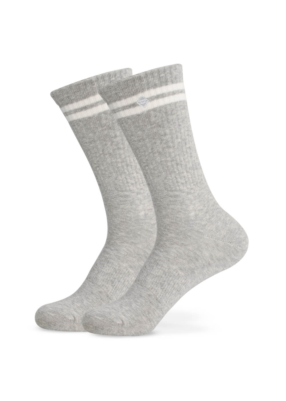 Ein Paar hellgraue J.Clay Crew Tennissocken mit zwei weißen Streifen in der Nähe der Oberseite auf weißem Hintergrund.