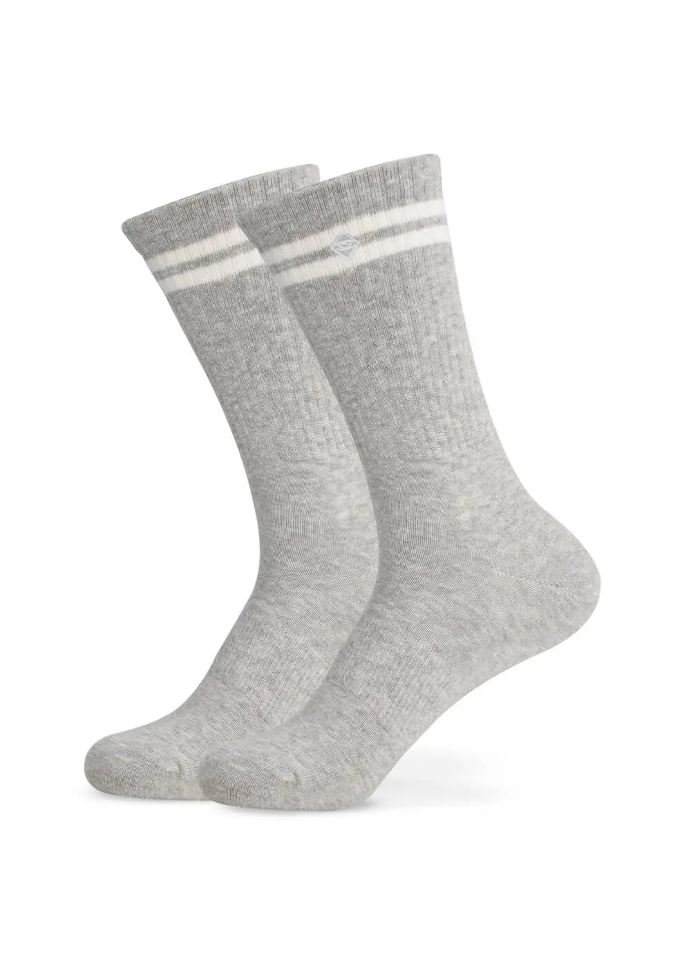 Ein Paar hellgraue J.Clay Crew Tennissocken mit zwei weißen Streifen in der Nähe der Oberseite auf weißem Hintergrund.