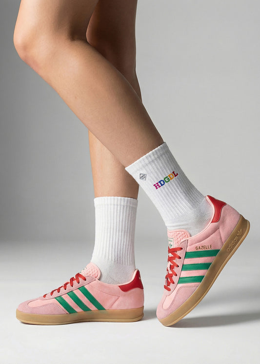 Person trägt J.Clay HDGDL Turnschuhe und Retro Socken mit buntem Text.