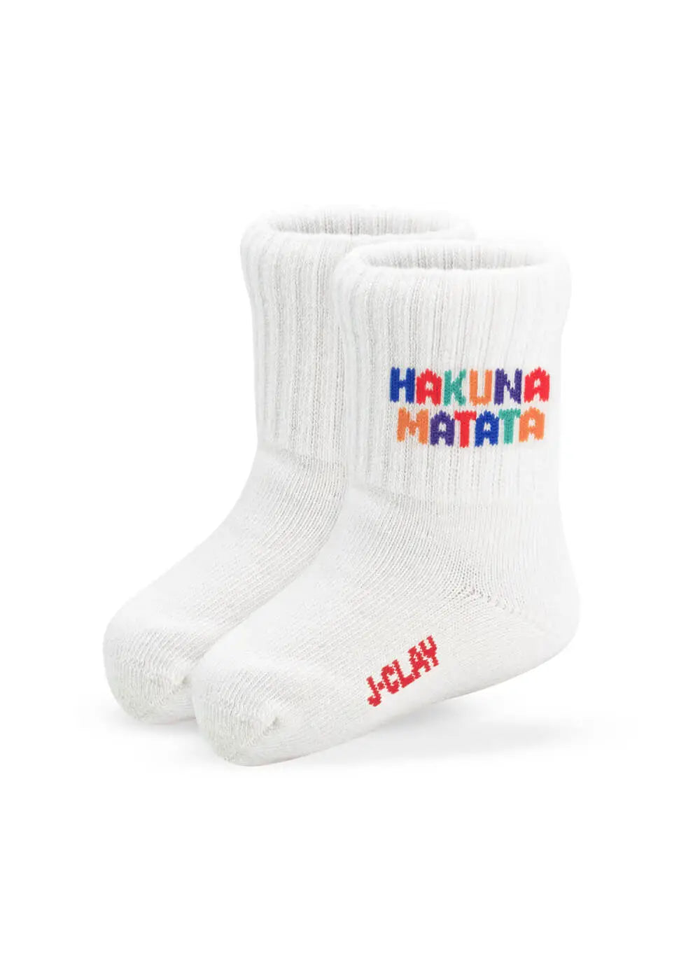 Ein Paar weiße J.Clay-Socken mit "HAKUNA MATATA" in bunten Blockbuchstaben an den Seiten, "JCLAY" in Rot an den Sohlen und gerippten Bündchen. Die Socken sind aufrecht abgebildet.