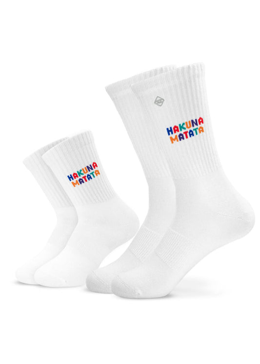 Genießen Sie einen lustigen Partner-Look mit den Mini Me Socken von J.Clay: zwei Paar weiße Rundsocken, ein kleines und ein großes, auf denen jeweils "Hakuna Matata" in bunten Blockbuchstaben an der Seite steht. - Mama Kind Packs