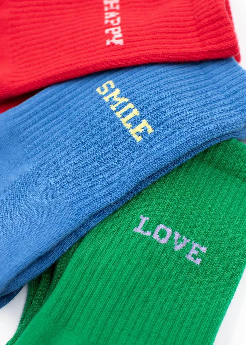 Rote, blaue und grüne J.Clay Smile Socken mit HAPPY, SMILE und LOVE - designt in Deutschland.