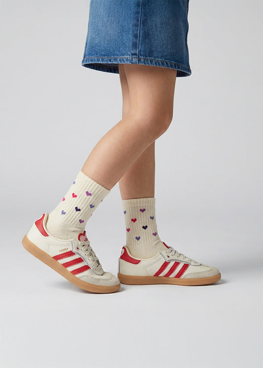 Kind trägt J.Clay Colour Hearts-Kindersocken mit bunten Herzen zum Jeansrock.