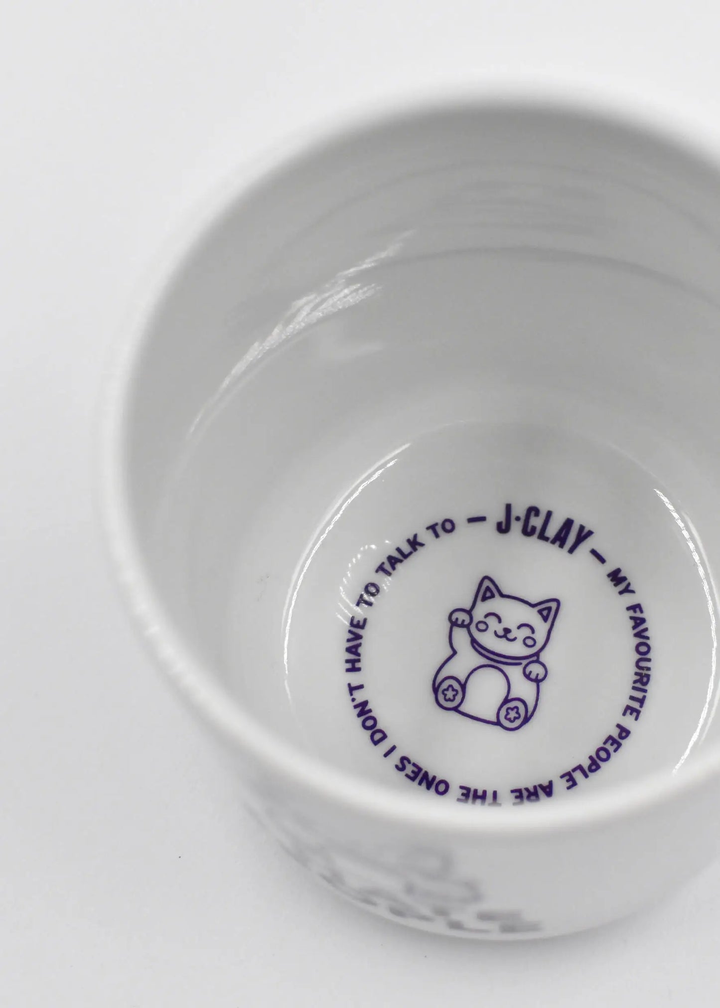 J.Clay Hate Cat - Tasse: weißer Keramikbecher mit winkender Katze und Text im unteren Rand.