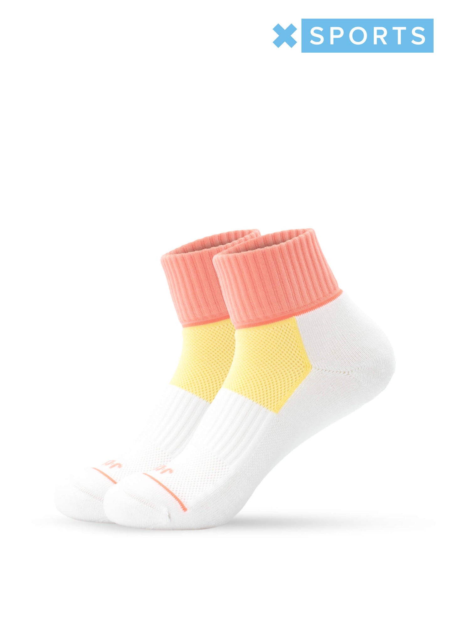 Ein Paar weiße J.Clay Sportsocken mit gelben Akzenten und dicken korallenroten Bündchen, mit einer gepolsterten Sohle für Komfort. Auf weißem Hintergrund mit einem blauen X SPORTS-Logo in der rechten oberen Ecke.