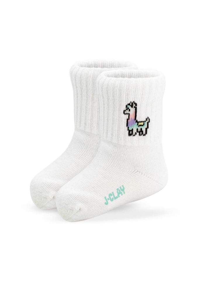 Ein Paar weiße Kindersocken von J.Clay mit einer bunten Lama-Grafik an den Seiten und grünem J-Clay-Schriftzug an den Zehen.
