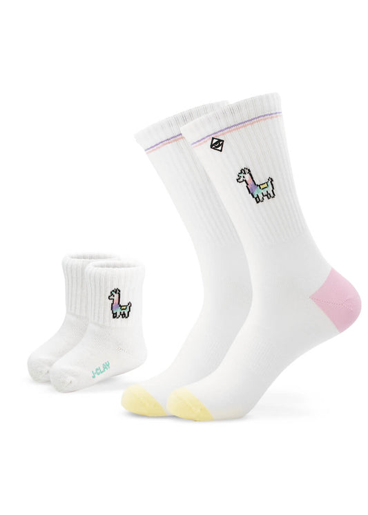 Zwei Paar weiße J.Clay Socken, eines in Erwachsenen- und eines in Kindergröße, mit pastellfarbenen Lama-Motiven, rosa/gelben Zehen und rosa Akzenten - perfekt für einen niedlichen Socken-Style im Partner-Look!. - Mama Kind Packs