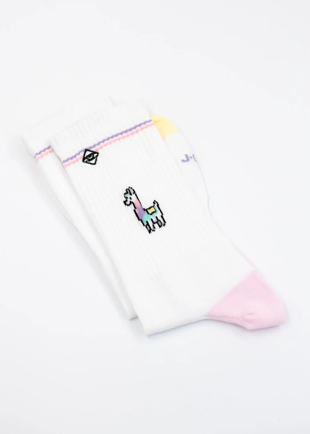 Die J.Clay Lama Tennissocken sind weiße Socken mit pastellfarbenen Akzenten, einem kleinen gestickten Lama und einem geometrischen Symbol in der Nähe des Oberteils, sowie hellrosa und gelb an den Zehen und Fersen - diese witzigen Socken sind eine charmante Ergänzung für Ihr Outfit.