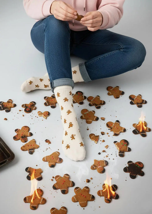 Inmitten von verkohltem Lebkuchen trägt eine Person Tennissocken von J.Clay Lebkuchenmann.