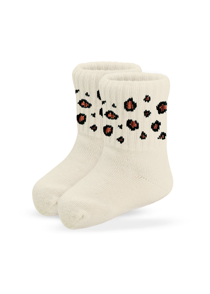 Die cremefarbenen Socken von J.Clay haben ein geripptes Bündchen und ein stylisches Leopardenmuster in Schwarz und Orange am Knöchel.