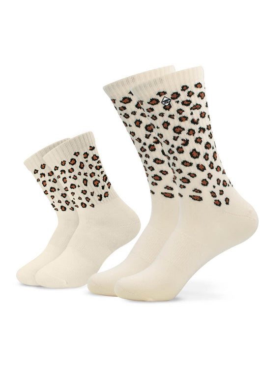Zwei Paar cremefarbene Socken von J.Clay - ein großes und ein kleines - mit braunem, schwarzem und orangefarbenem Leopardenmuster. Ideal für Partner-Look Socken Momente, beide Paare stehen nebeneinander auf einem weißen Hintergrund. - Mama Kind Packs