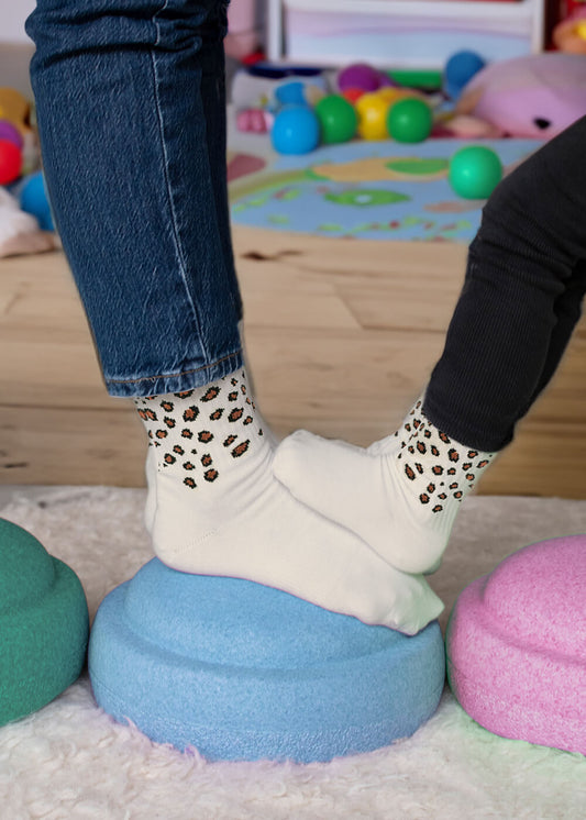 Zwei Paar cremefarbene Socken von J.Clay - ein großes und ein kleines - mit braunem, schwarzem und orangefarbenem Leopardenmuster. Ideal für Partner-Look Socken Momente, beide Paare stehen nebeneinander auf einem weißen Hintergrund. - Mama Kind Packs