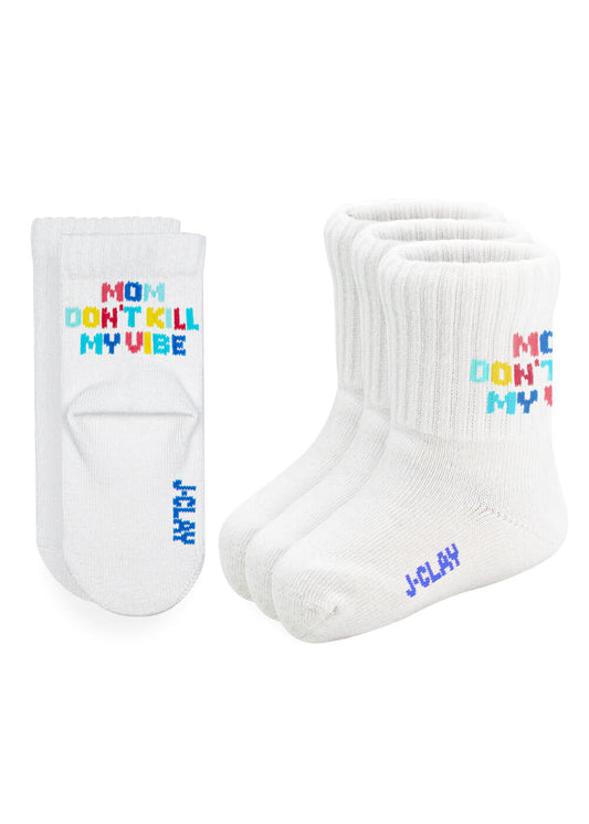 Zwei Paar weiße, gerippte J.Clay-Socken für 0 bis 4 Jahre mit dem bunten "Mom Don't Kill My Vibe" auf dem Bündchen und dem blauen "J.Clay" an den Zehen. Ein Paar steht aufrecht, das andere ist gefaltet. Perfekt als Baby- oder Kindersocken.