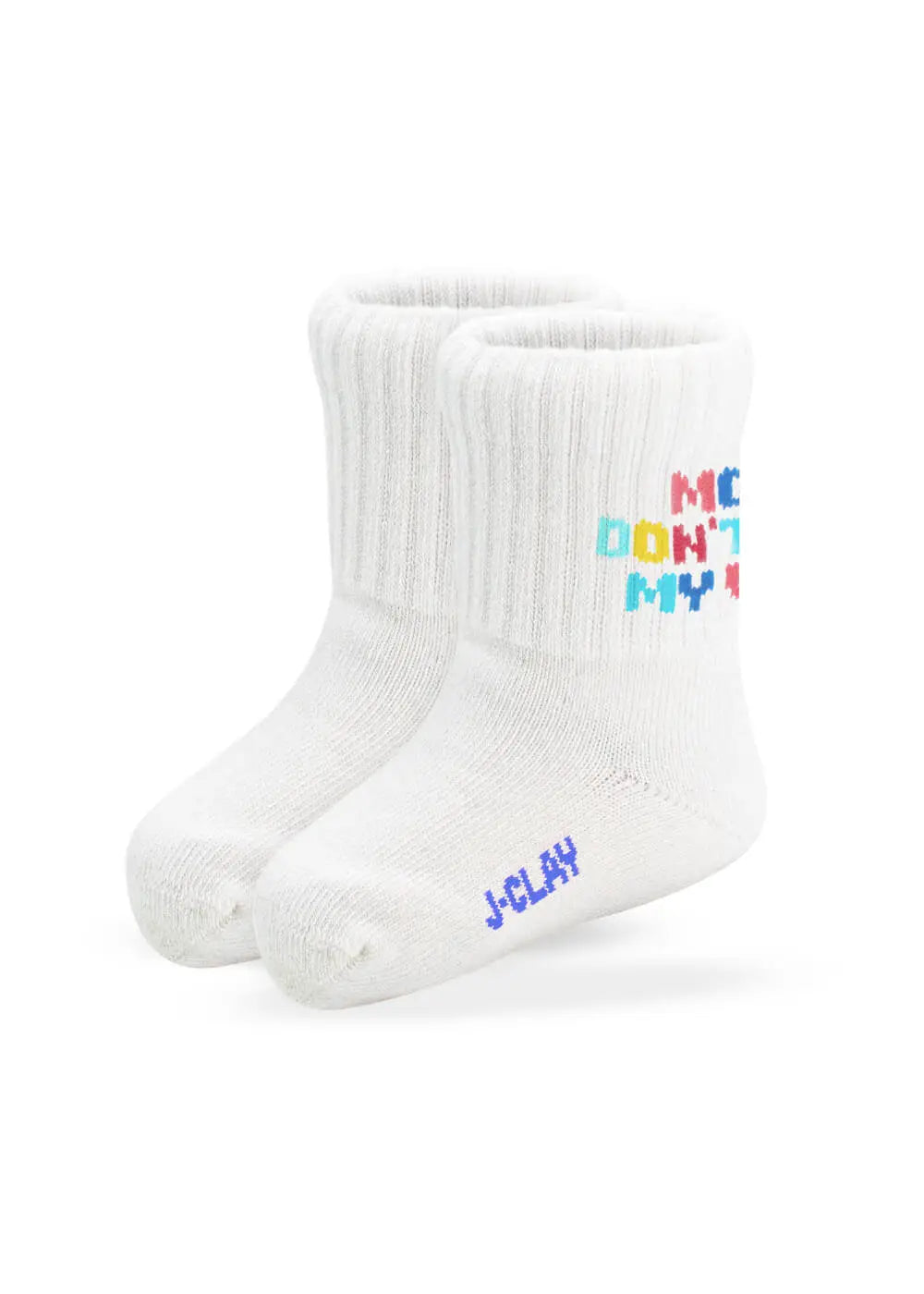 Ein Paar weiße, gerippte Socken von J.Clay mit buntem Text an den Seiten und dem lila Aufdruck "J.Clay" in der Nähe der Zehen, die aufrecht nebeneinander auf weißem Hintergrund abgebildet sind.