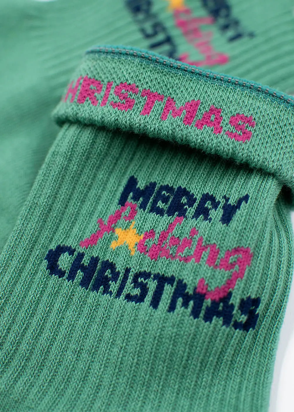 Green Merry fucking X-Mas – Weihnachtssocken mit gelber Sternstickerei.