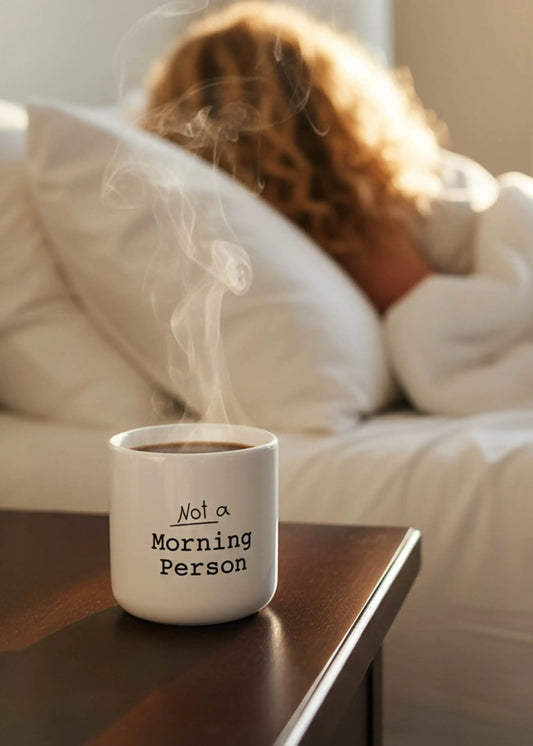 J.Clay Morning Person - Tasse auf dem Tisch; das perfekte Geschenk für Langschläfer, die sich im Bett entspannen.