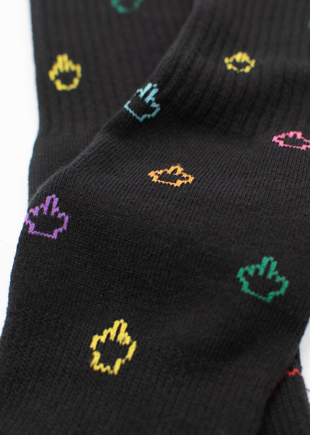 Schwarze Tennissocken von J.Clay mit kleinen, gepixelten Handsymbolen in Gelb, Lila, Orange, Blau, Pink und Grün. Der gerippte Stoff und die Nahaufnahme-Details sorgen für einen mutigen, verspielten Stil.