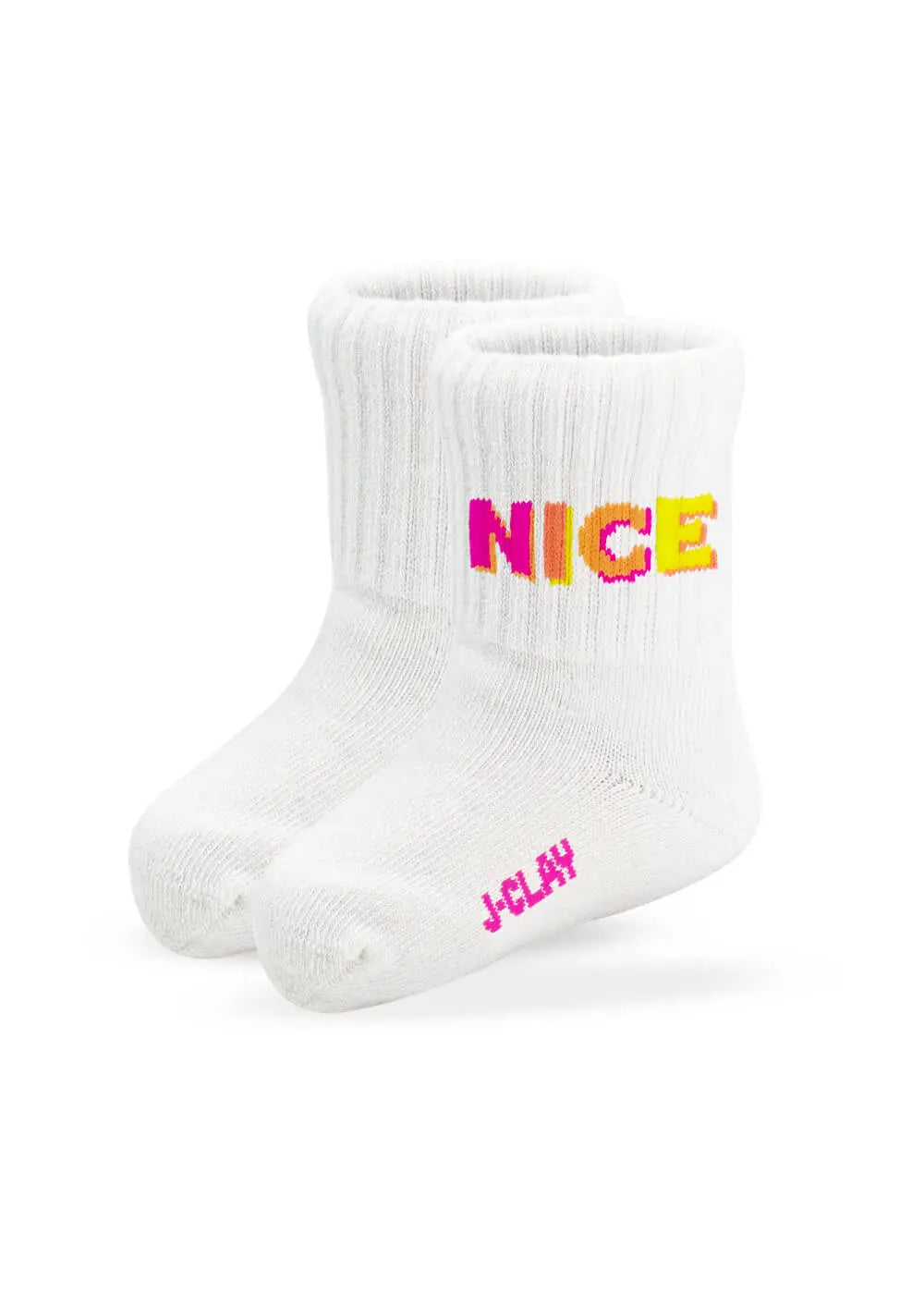 Ein Paar weiße, gerippte Socken von J.Clay mit "NICE" in fetten gelben und rosafarbenen Buchstaben an der Seite und "J-Clay" in kleinen rosafarbenen Buchstaben in der Nähe der Zehen.