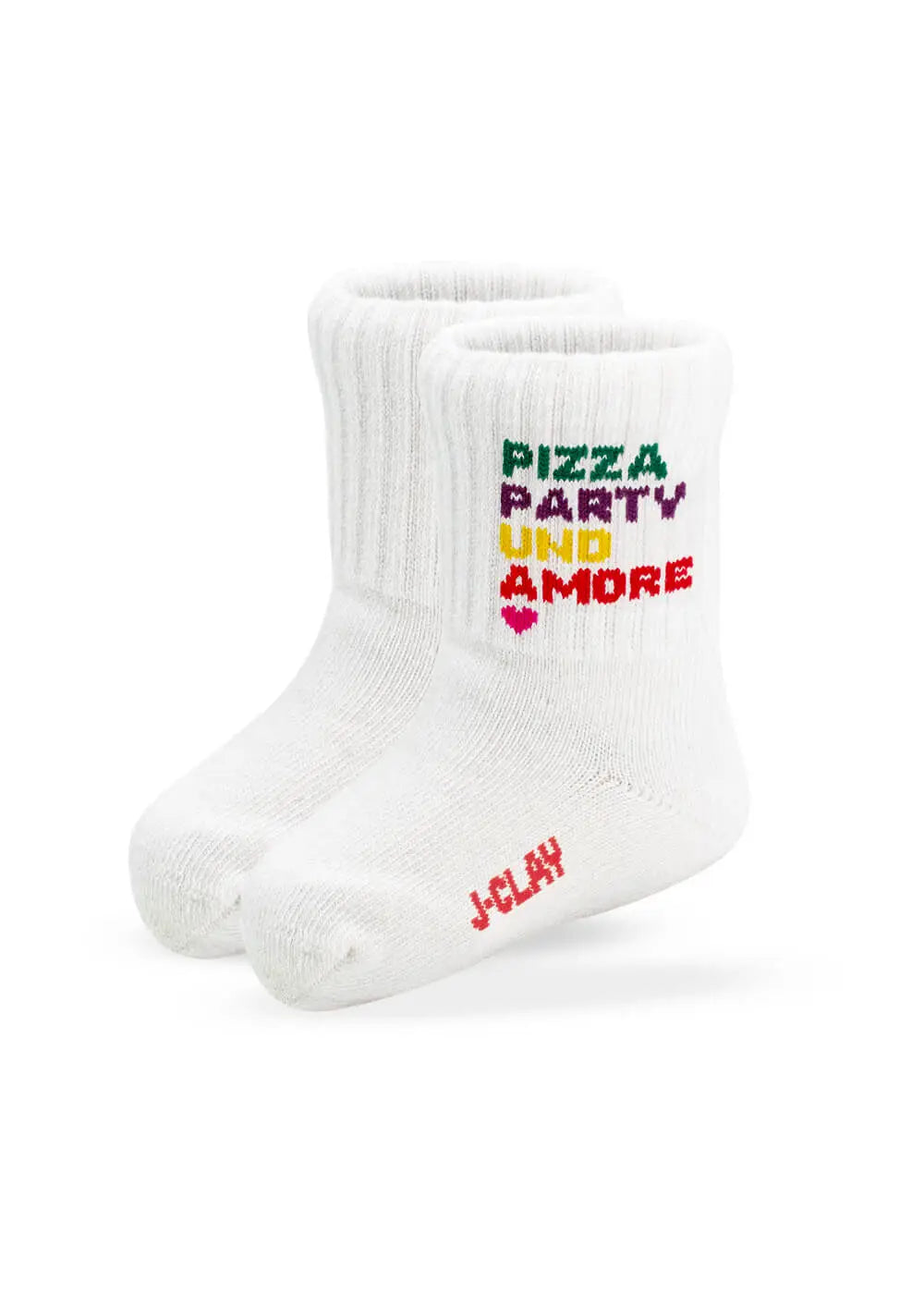 Ein Paar weiße, gerippte J.Clay-Socken mit buntem "PIZZA PARTY UND AMORE"-Schriftzug an der Seite und "JCLAY" in Rot an der Spitze.