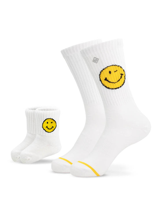 Zwei Paar weiße J.Clay-Socken - ein kleines und ein großes - zeigen gelbe Smiley-Gesichter am oberen Rand und einen dezenten gelben Zehenstreifen, perfekt für einen Partner-Look mit unseren Mini Me Socken!. - Mama Kind Packs