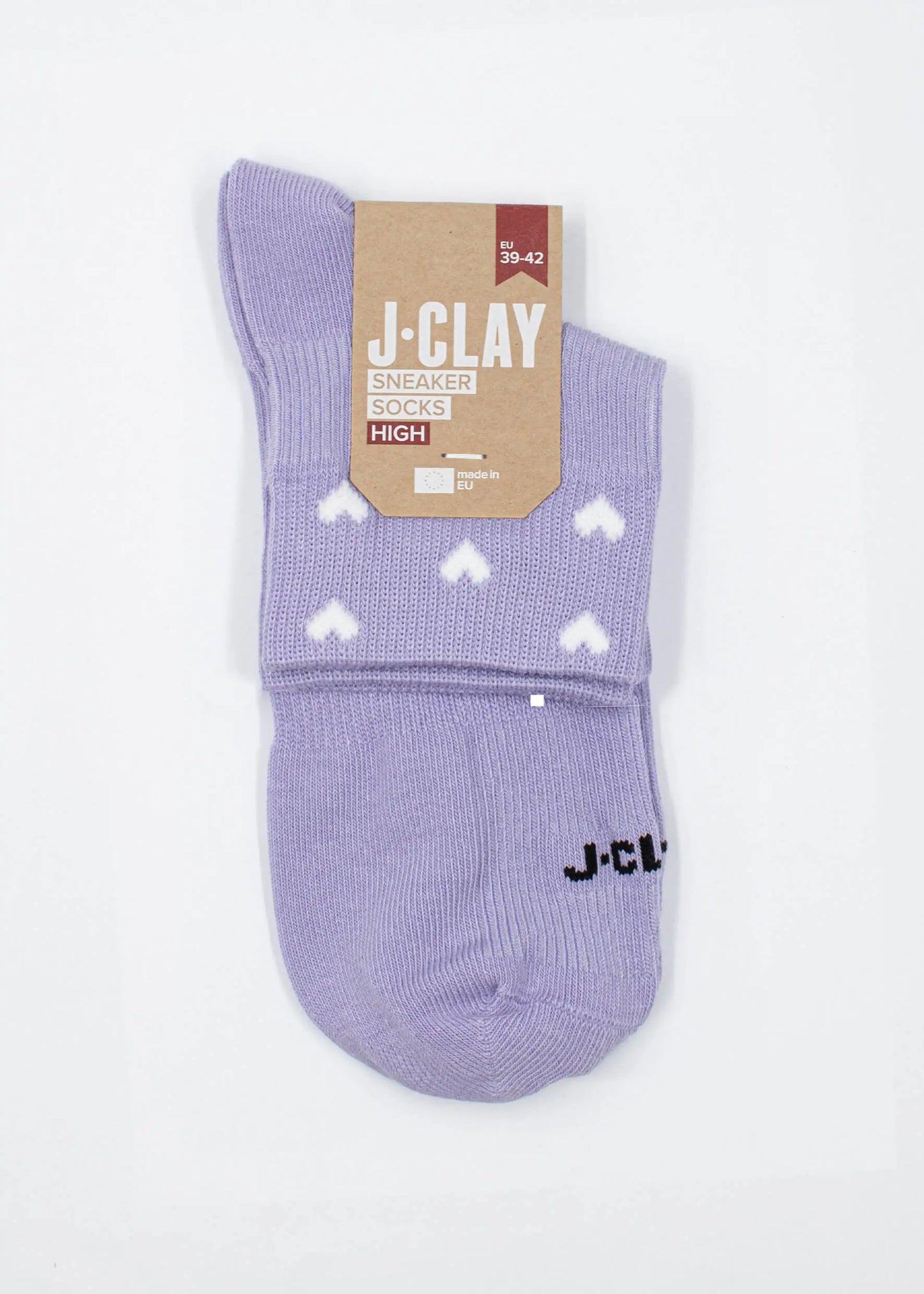 Ein Paar hellviolette J.Clay Lavenda Hearts Sneaker Socken mit weißem Herzmuster und "J-CLAY" in schwarz, abgebildet mit einem braunen Kartonetikett - designed in Germany, Größe 39-42.
