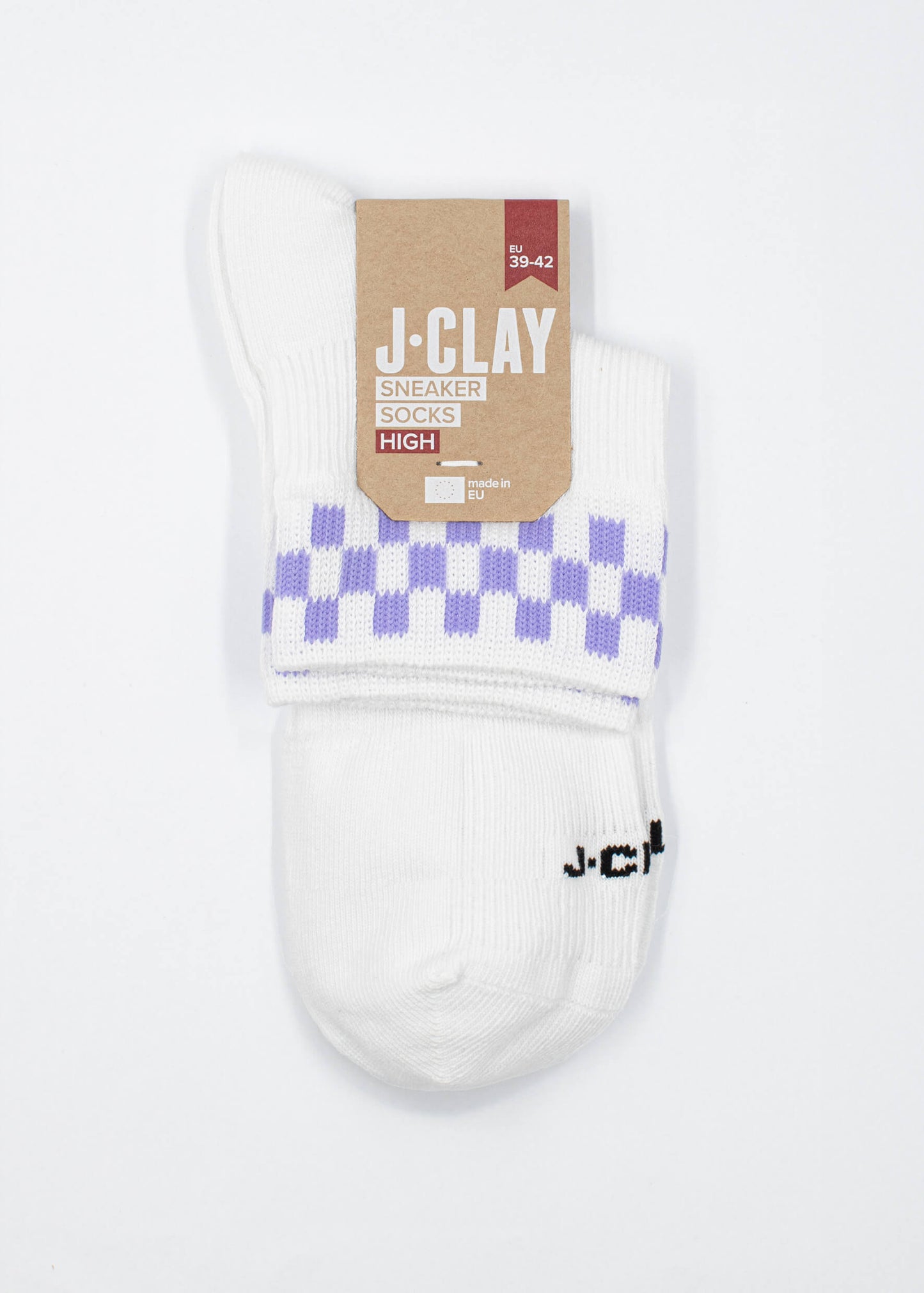 Ein Paar weiße J.Clay Sneaker Socken mit einem lila Karomuster im oberen Bereich, verpackt mit einem braunen J.Clay Etikett in Größe 39-42. Ein schwarzes J.Clay-Logo ist teilweise auf einer Socke sichtbar.