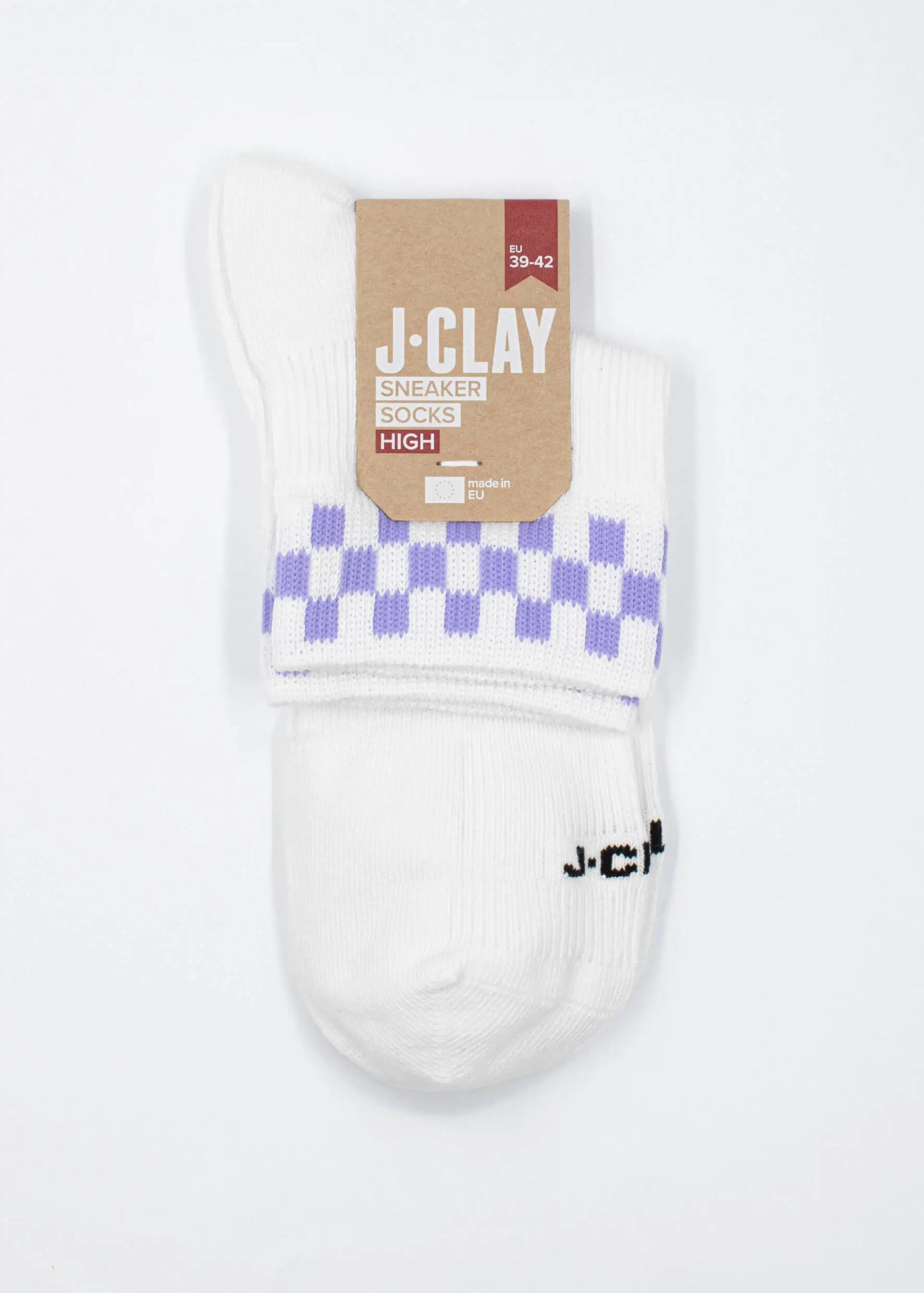 Ein Paar weiße J.Clay Sneaker Socken mit einem lila Karomuster im oberen Bereich, verpackt mit einem braunen J.Clay Etikett in Größe 39-42. Ein schwarzes J.Clay-Logo ist teilweise auf einer Socke sichtbar.