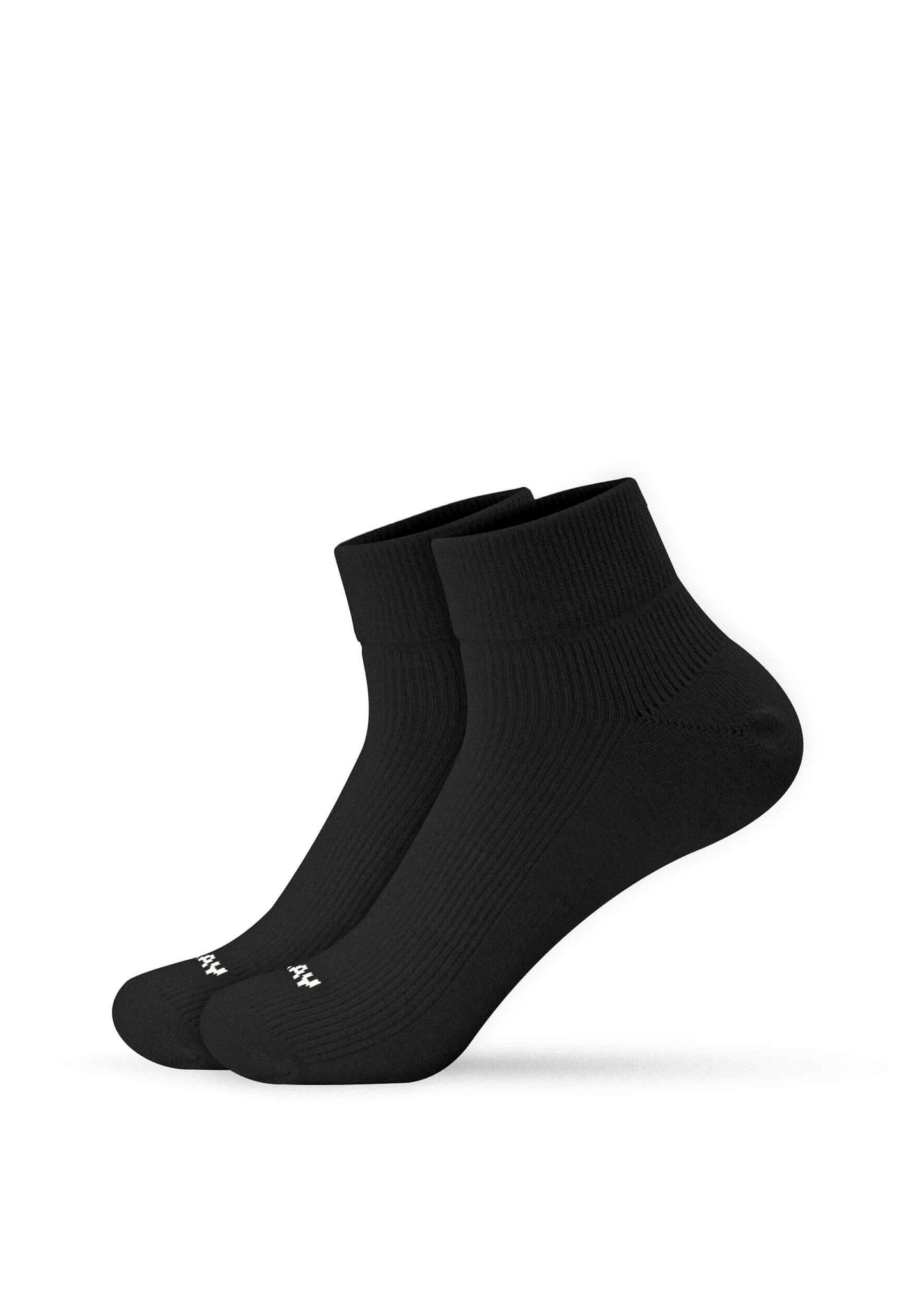 Ein Paar schlichte schwarze J.Clay Sneaker Socken mit gerippten Bündchen sind nebeneinander auf einem weißen Hintergrund abgebildet. Ein kleines weißes J.Clay-Logo ist in der Nähe des Zehenbereichs sichtbar.