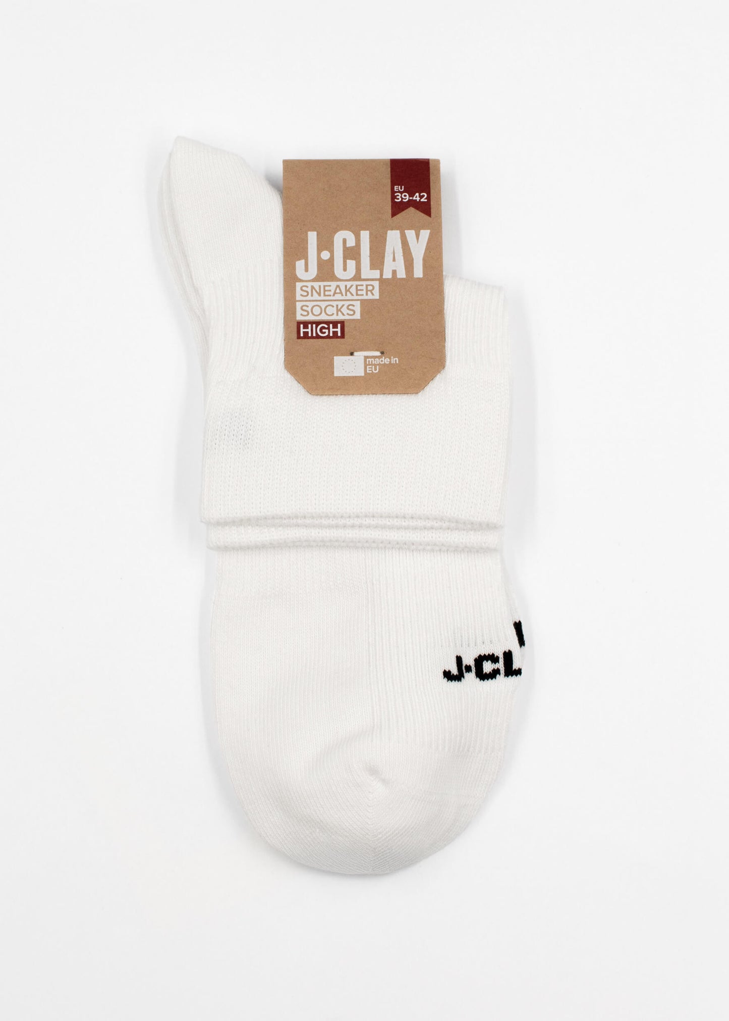 Ein Paar weiße Sneaker Socken von J.Clay mit Markenverpackung und teilweise sichtbarem J-CL-Text auf den Socken, dargestellt auf einem schlichten weißen Hintergrund.