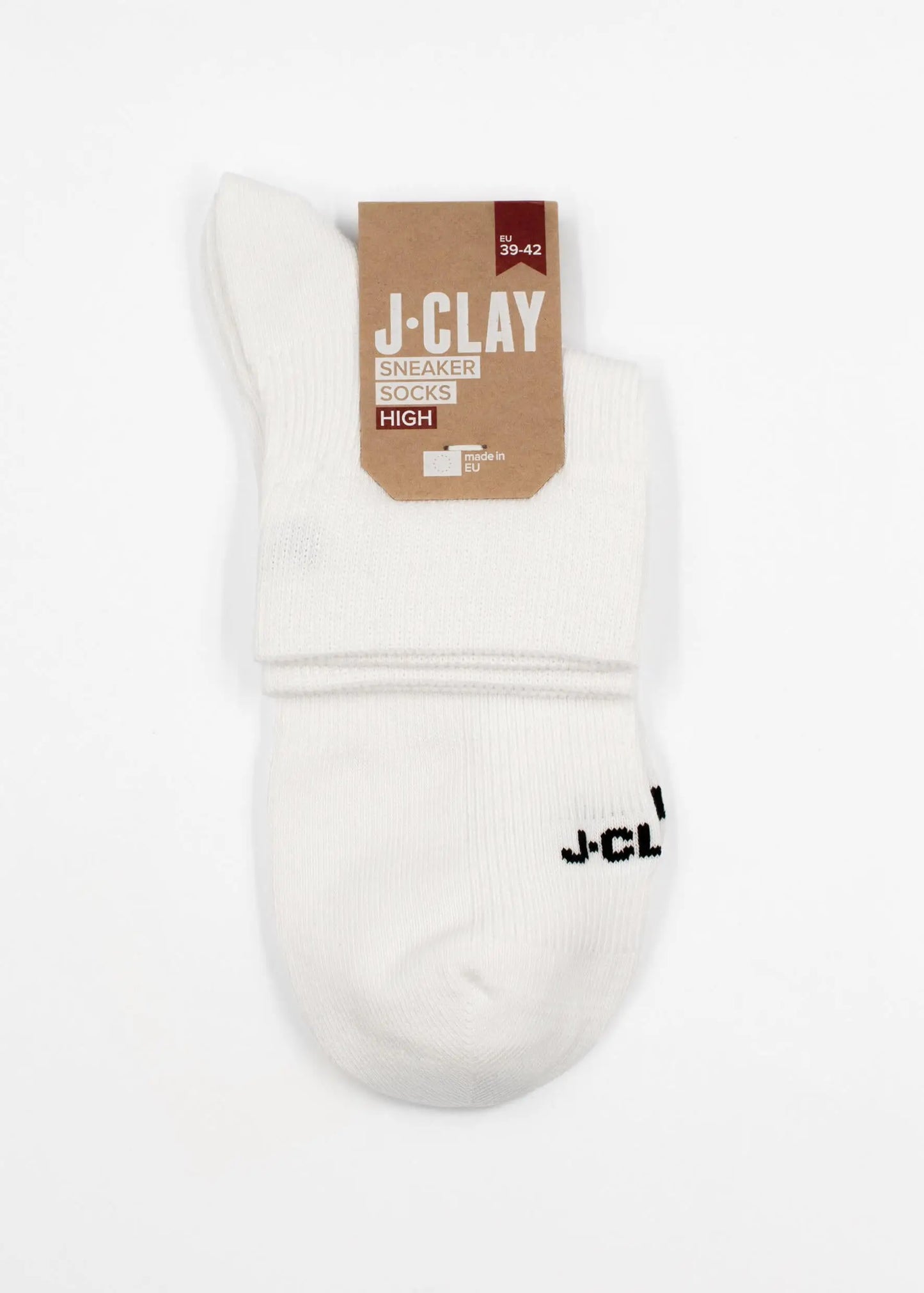Ein Paar weiße Sneaker Socken von J.Clay mit Markenverpackung und teilweise sichtbarem J-CL-Text auf den Socken, dargestellt auf einem schlichten weißen Hintergrund.