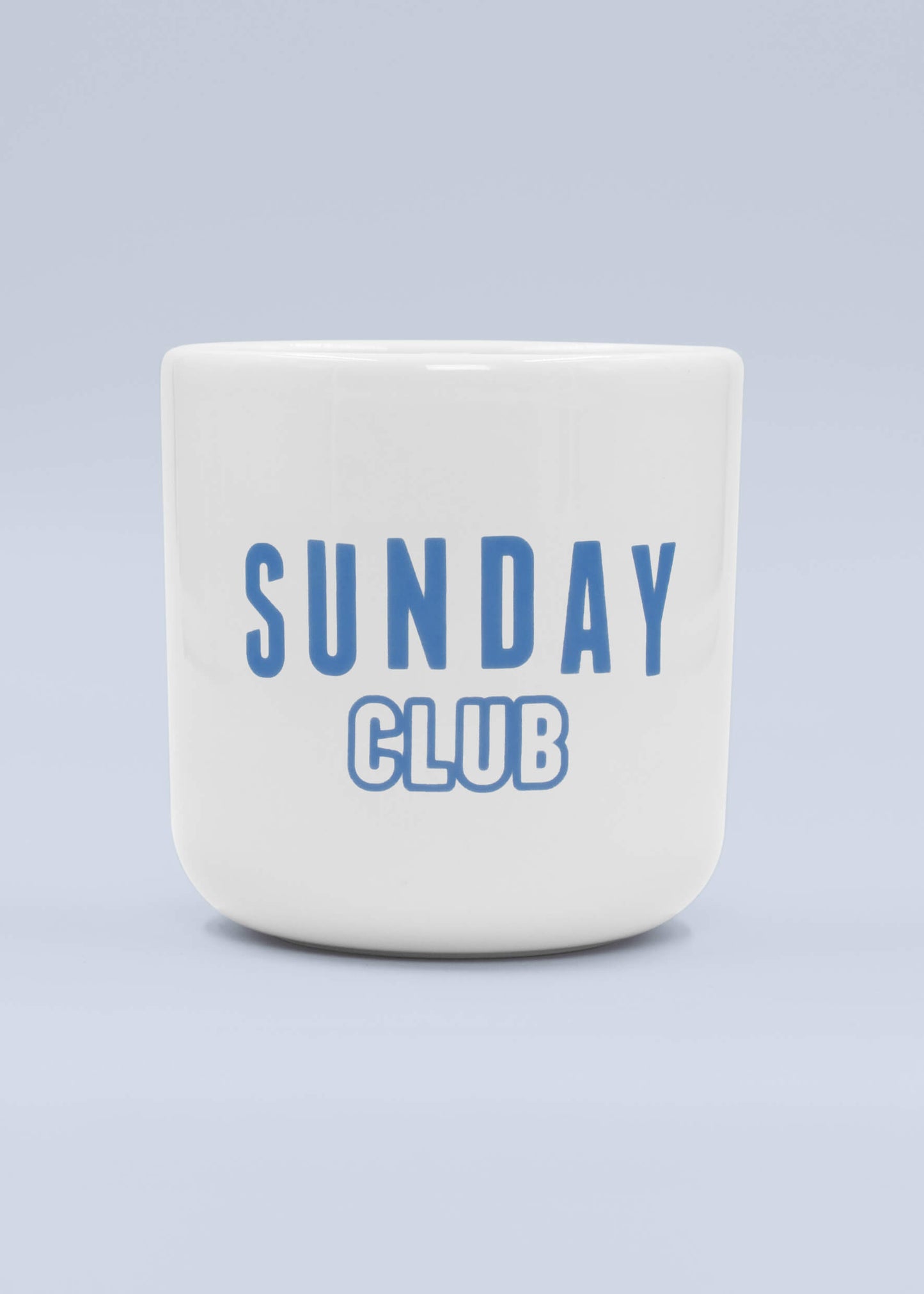 Eine weiße J.Clay Tasse ohne Henkel aus Keramik mit blauem SUNDAY CLUB-Schriftzug auf der Vorderseite und hellblauem Hintergrund - ein ideales Geschenk und eine stilvolle Ergänzung für jedes Geschenkset.