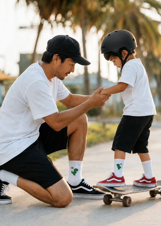 Ein Mann und ein Kind in weißen Hemden, schwarzen Shorts und Socken von J.Clay Dino Love – Fam Pack.