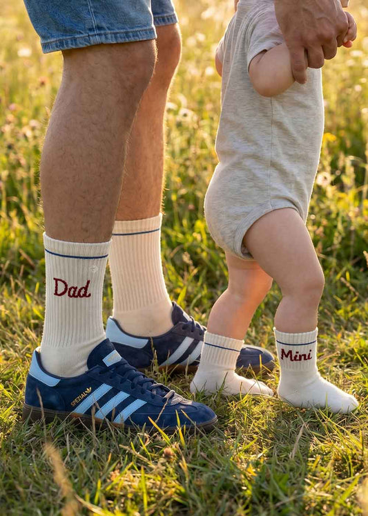 Erwachsener und Baby im Gras mit J.Clay Mini Dad Fam Pack Socken.