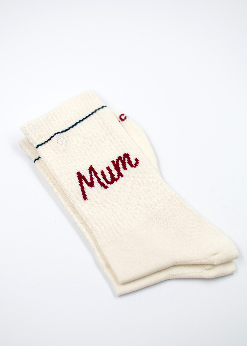 Cremefarbene J.Clay-Socken mit roter Aufschrift "Mum" an der Seite.