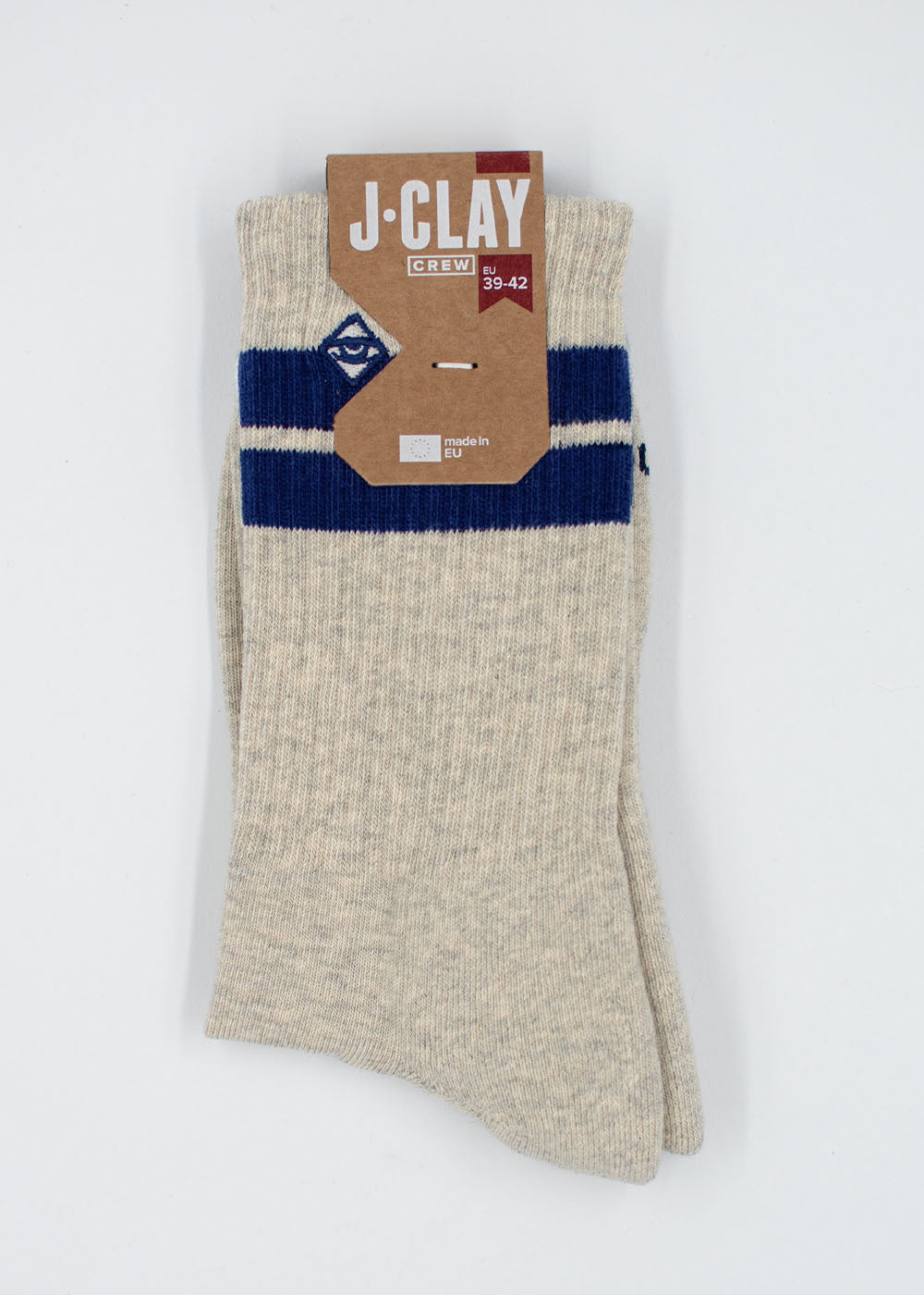 True Stone Navy Tennissocken von J.Clay mit blauen Streifen, Polsterung und Kartonetikett.