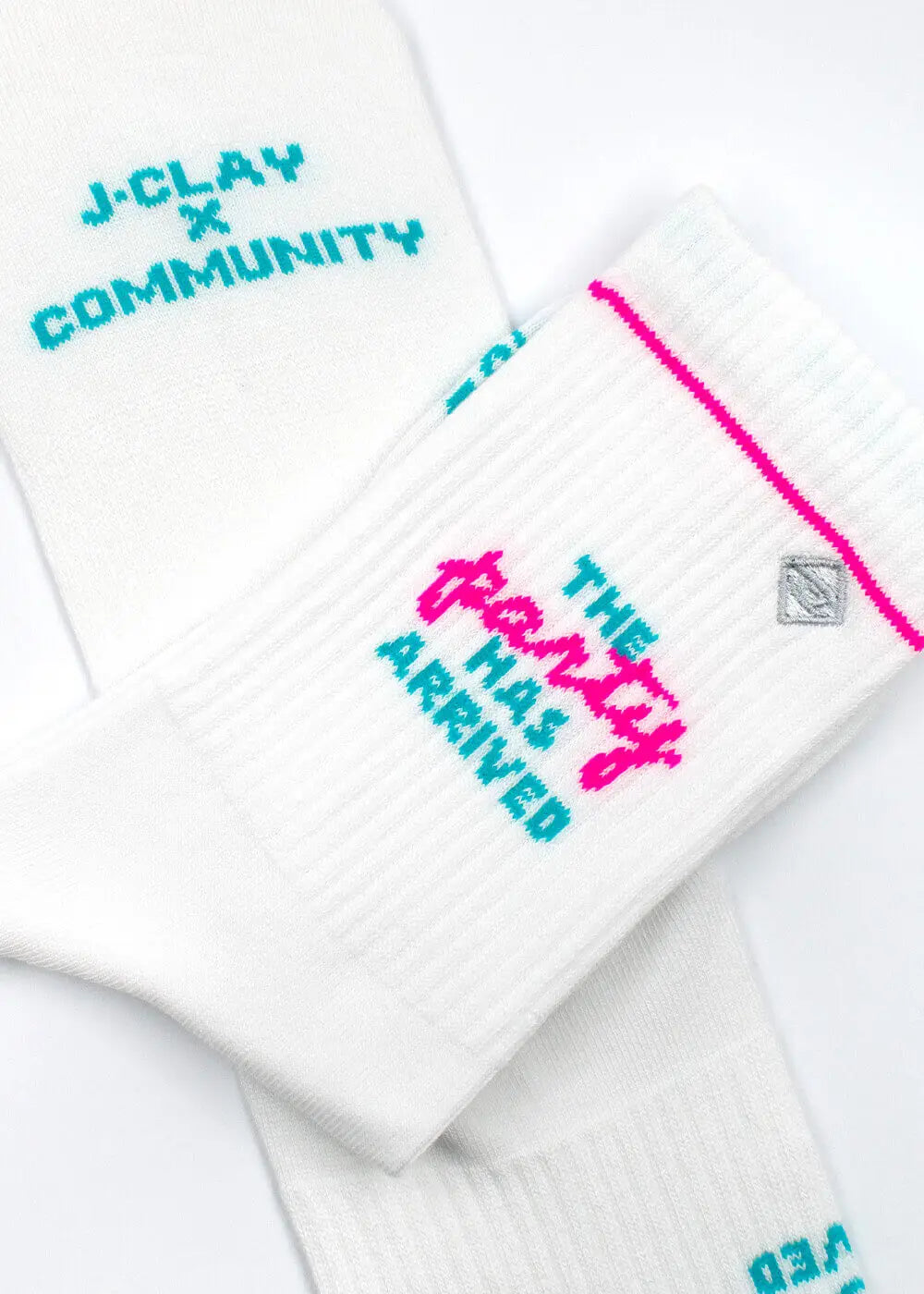Weiße Socken mit türkisem und rosa Text: J.Clay The Party Has Arrived - Community Edition.